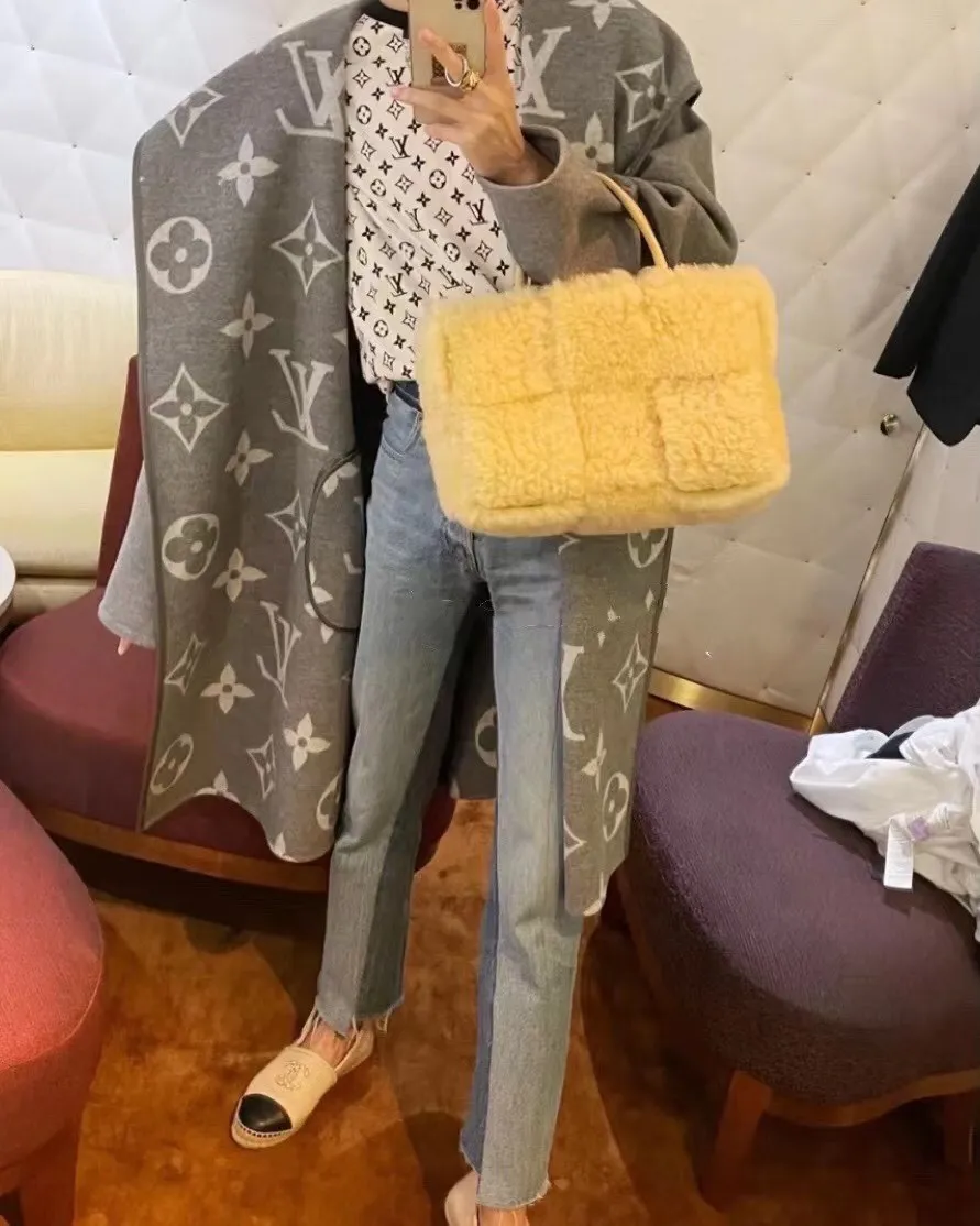 Teddy brown 🐱 BV arco tote’s furry style, it’s here, it’s here, it’s here with fur~ You’ll know how cute it is when you see the real thing! The soft and fluffy feel is really great. Rua, this year’s furry style, I stand on bv! ! Whether it is a jodie cloud bag or a tote, not all curly teddy fur can be used to make goods. The curl size of the fur directly affects the similarity of the entire bag. Material: full fur and lambskin ➕ lambskin lining is much more expensive than full leather! Again, if there is no ZP and no development, of course you have to be willing to spend money~36*24*12